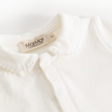 Off-white babyheldragt: krave med flæsekant og mærke i nakken