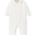 Off-white babyheldragt med krave og knaplukning foran, lange ærmer