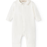 Off-white babyheldragt med krave og knaplukning foran, lange ærmer