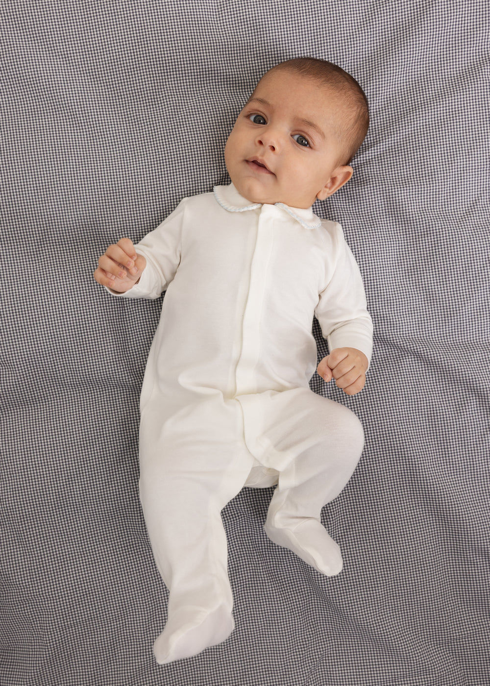 Hvid babyheldragt med kravekant i blå picot og heldragtsben til fødder
