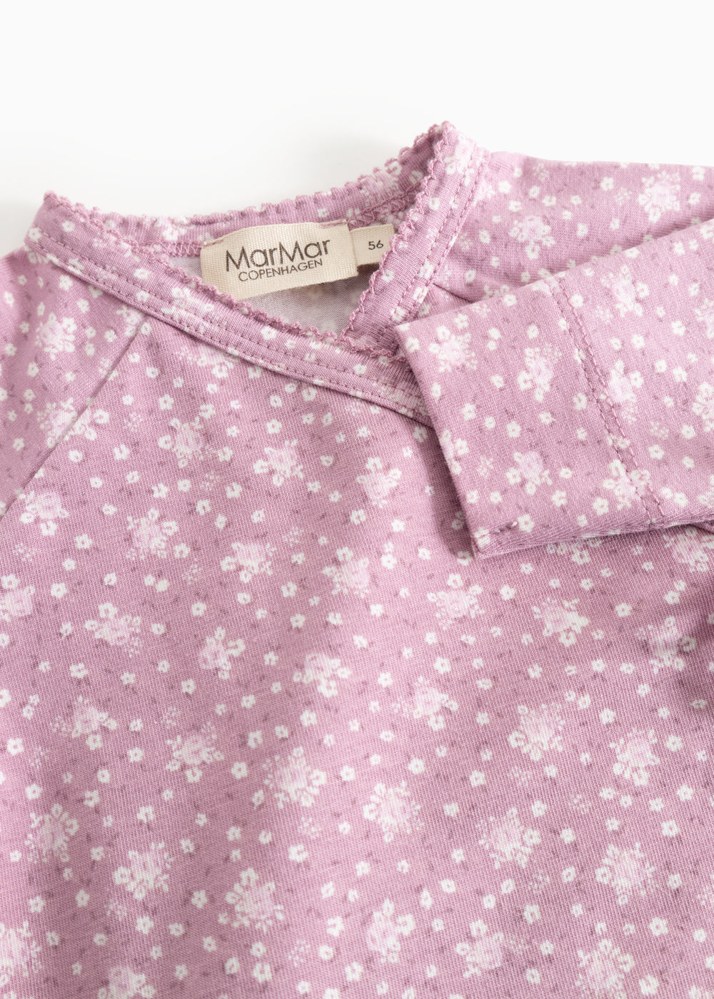 Lyserød slå-om bluse med blomsterprint og MarMar Copenhagen-mærke ved hals