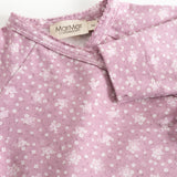 Lyserød slå-om bluse med blomsterprint og MarMar Copenhagen-mærke ved hals
