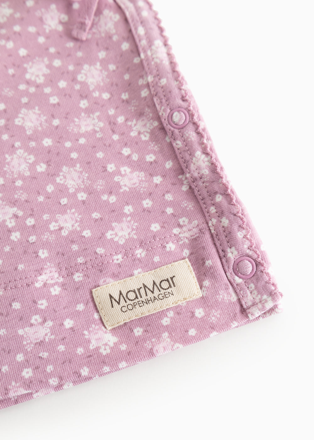 Lyserød bluse med blomsterprint, knap-/sløjdelukning og MarMar Copenhagen-mærke