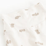 Detalje af creme babybukser med gentaget teddybjørneprint