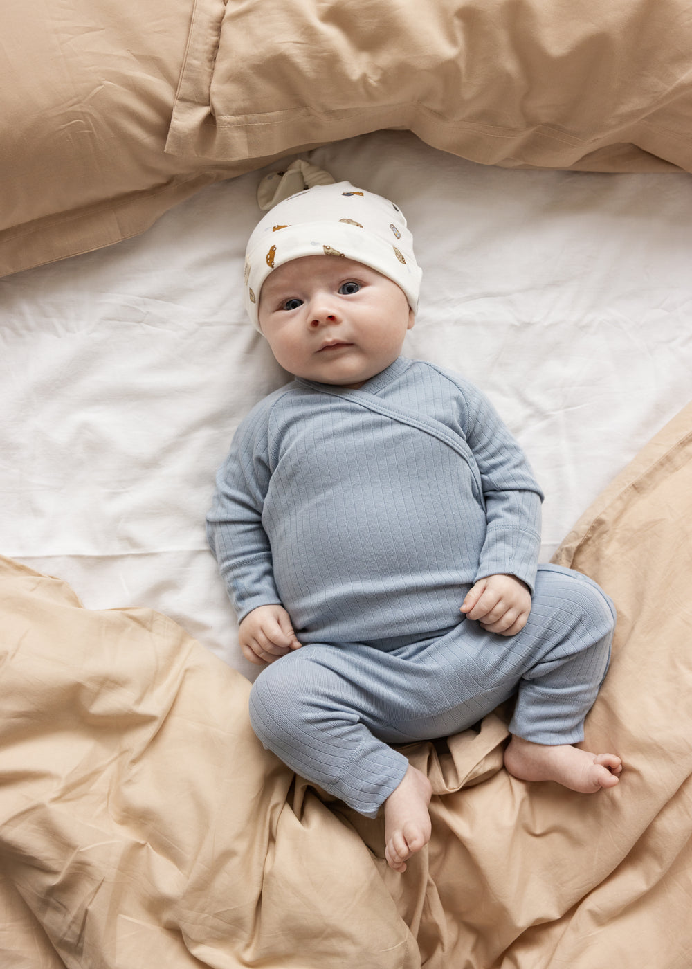 Lyseblå heldragt på baby med lange ærmer og ben i ribbet struktur