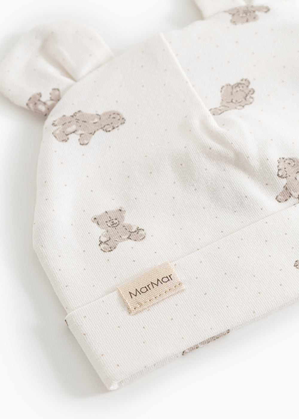 Hvid babyhue med teddybjørneprint og MarMar-logo-mærke
