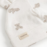 Hvid babyhue med teddybjørneprint og MarMar-logo-mærke