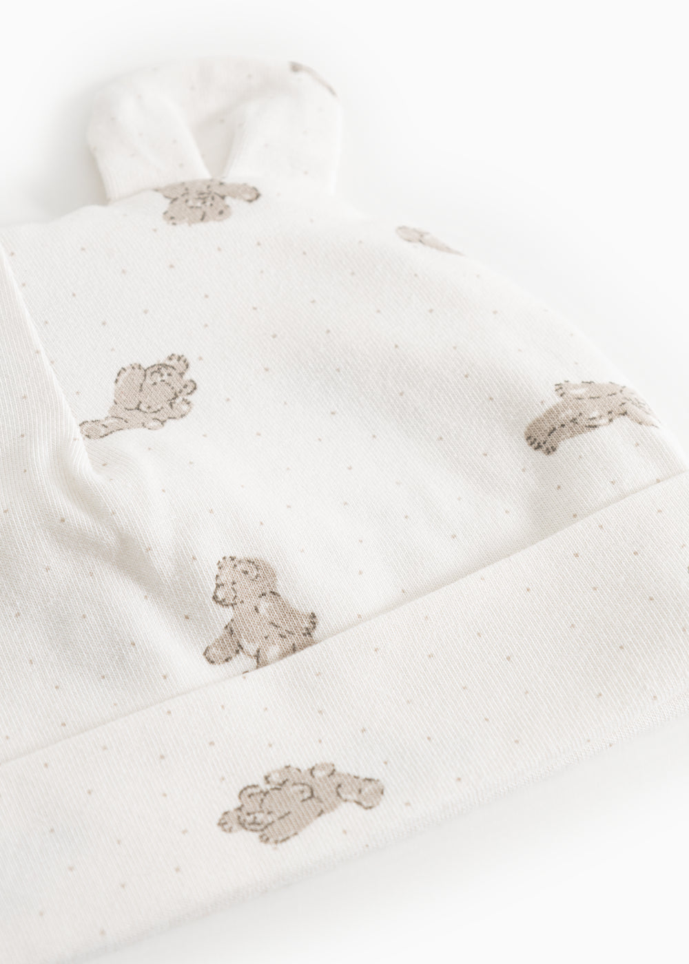 Hvid babyhue med små teddybjørneprint