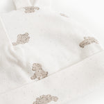 Hvid babyhue med små teddybjørneprint
