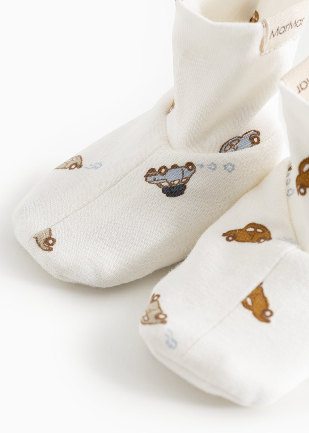 Hvide babybooties med bilprint på sokke-lignende overdel