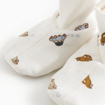 Hvide babybooties med bilprint på sokke-lignende overdel