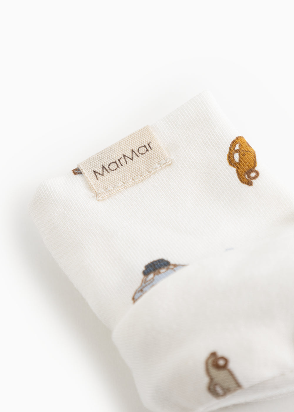 Hvide babybooties med MarMar-label og små bilprint på stoffet
