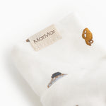 Hvide babybooties med MarMar-label og små bilprint på stoffet