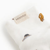Hvide babybooties med MarMar-label og små bilprint på stoffet