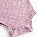 Rosa bodystocking med blomsterprint og trykknapper ved skridtet