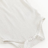 Baby-bodystocking med små sorte prikker, lange ærmer og knapper ved ben