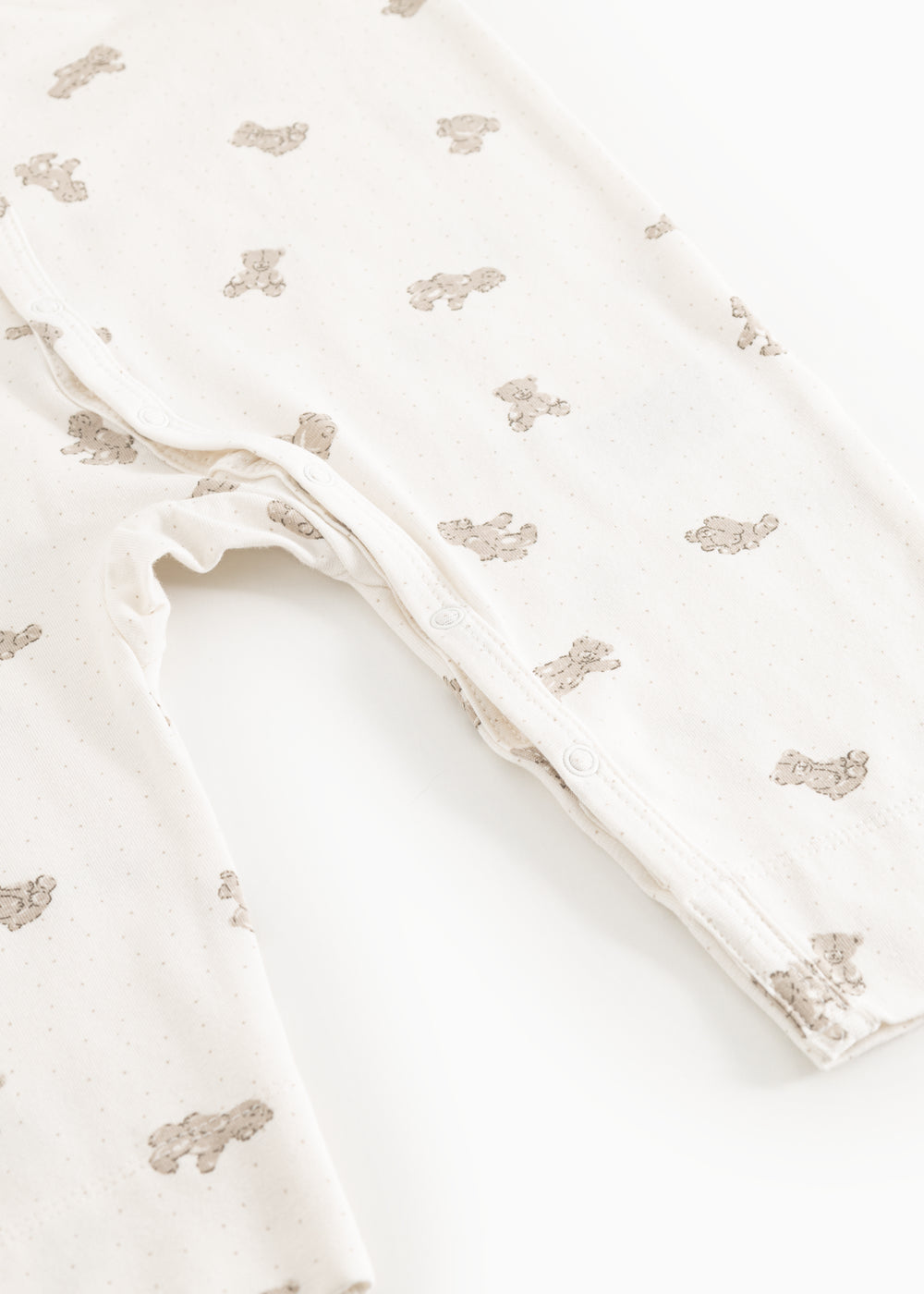 Heldragt i off-white med teddybjørneprint, benåbning med trykknapper