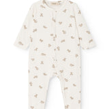 Heldragt i lys off-white med all-over teddybjørneprint og lange ærmer, knaplukning