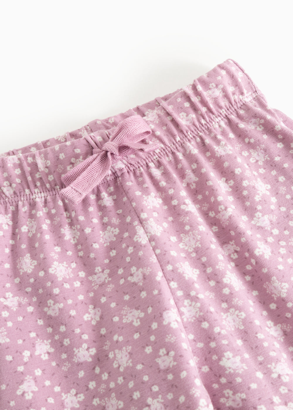 Lyserøde babybukser med elastisk linning og knude foran, mønster af små blomster