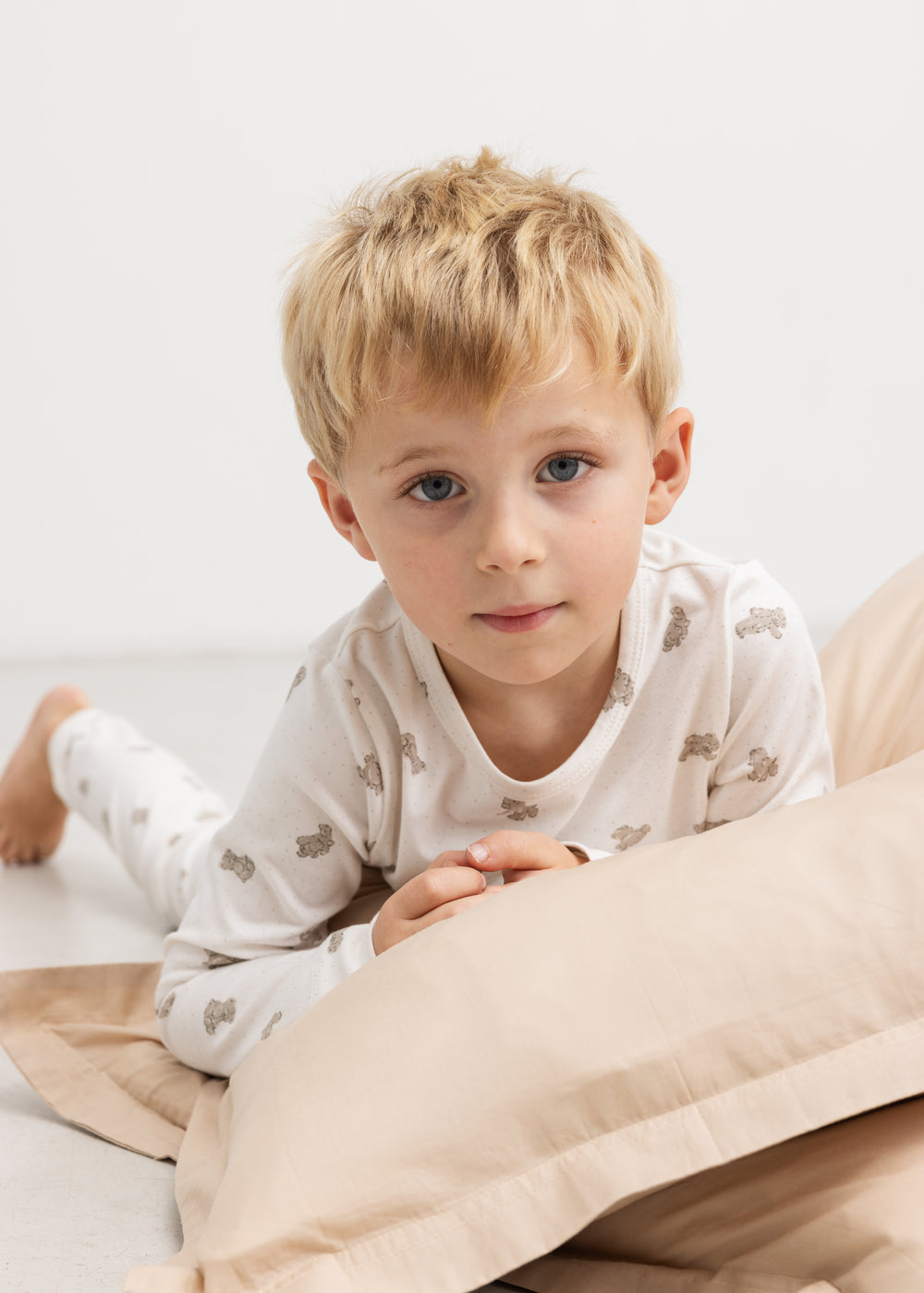 Børnepyjamas i offwhite med teddy-bjørneprint, vist på barn