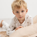Børnepyjamas i offwhite med teddy-bjørneprint, vist på barn