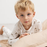 Børnepyjamas i offwhite med teddy-bjørneprint, vist på barn