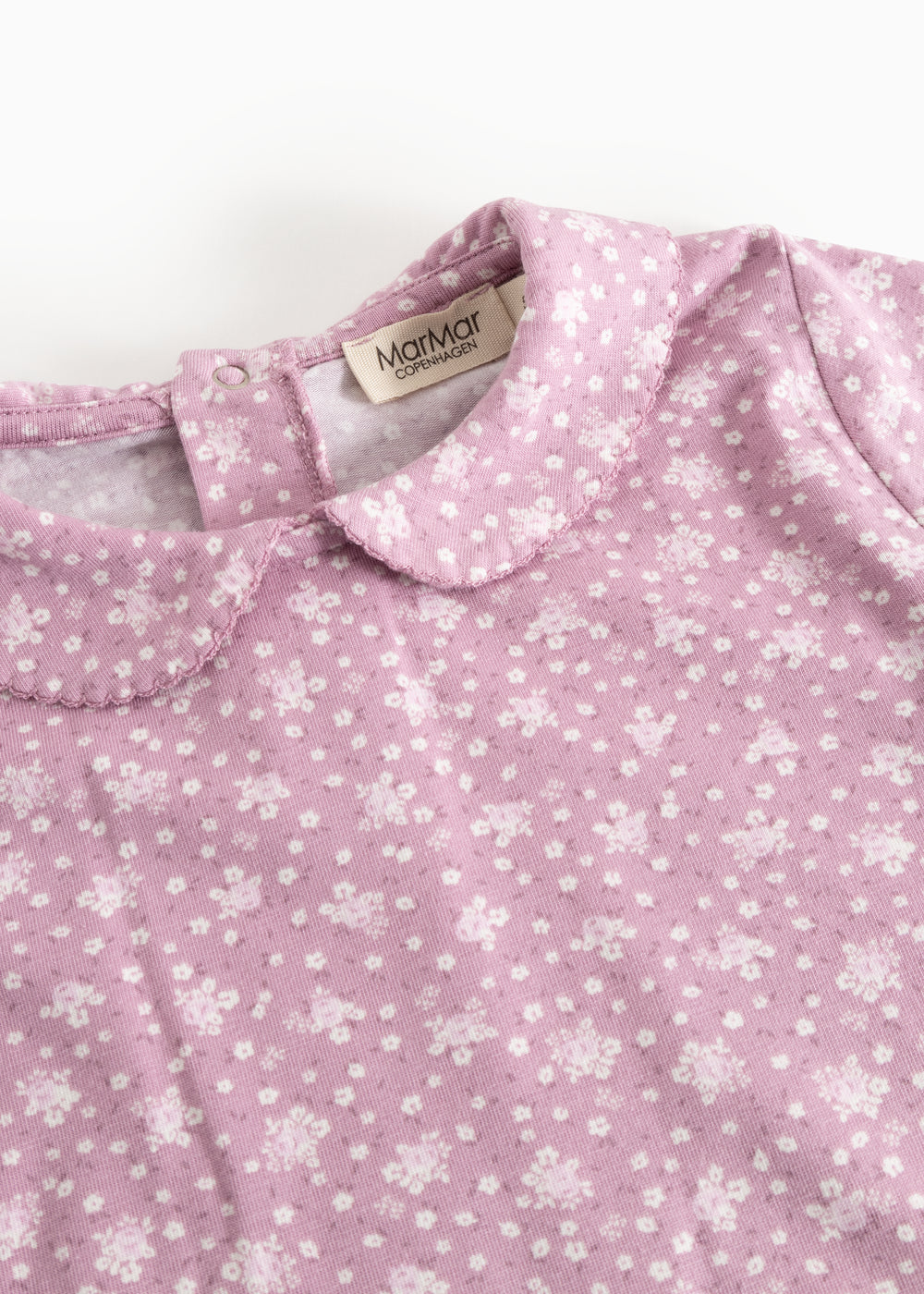 Lyserød langærmet T-shirt med små hvide blomster og kravekant ved hals