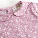 Lyserød langærmet T-shirt med små hvide blomster og kravekant ved hals