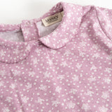 Lyserød langærmet T-shirt med små hvide blomster og kravekant ved hals