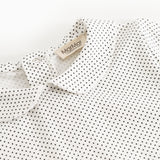 Hvid langærmet t-shirt med små sorte prikker, kravekant og mærke i halsen