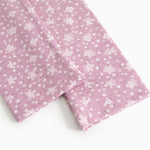 Lyserøde leggings med små blomsterprint og smal benafslutning