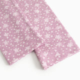 Lyserøde leggings med små blomsterprint og smal benafslutning