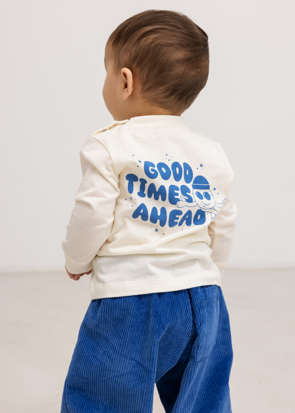Langærmet bluse i creme med blåt “Good Times Ahead” print på ryggen.
