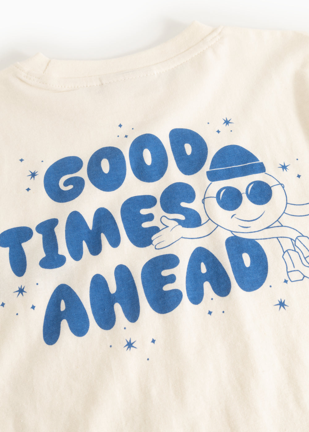 Langærmet bluse i creme med stort blåt “Good Times Ahead” print.