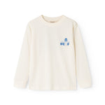 Langærmet bluse i creme med blåt “Hello” print på brystet.