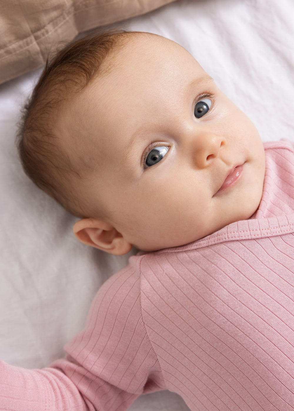 Lyserød babyheldragt med ribbet stof og rund halsudskæring