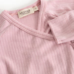 Lyserød heldragt med ribkantet hals og MarMar Copenhagen-mærke