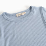 Lyseblå langærmet t-shirt med ribbet mønster og rund halsudskæring
