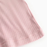 Lyserød natkjole: ribbet stof og søm ved nederkant, kantafslutning synlig
