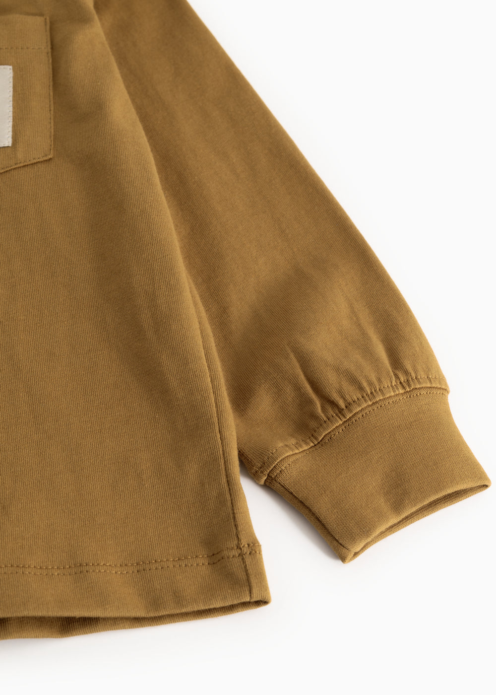Karamelbrun langærmet bluse med elastisk manchet og søm ved bunden