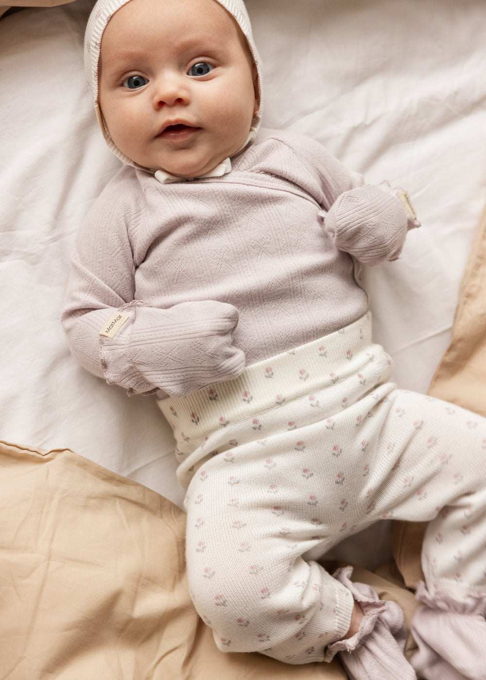 Strikbukser på baby med blomstermønster og elastisk linning samt rib ved ankler