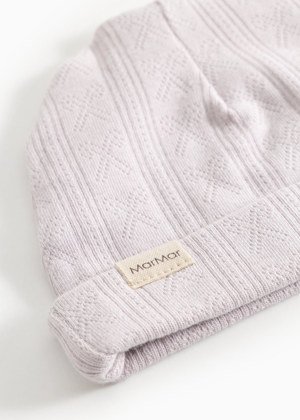 Aiko babyhue i lyse violet med diamantmønster og beige mærkelabel på kanten
