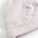 Aiko babyhue i lyse violet med diamantmønster og beige mærkelabel på kanten