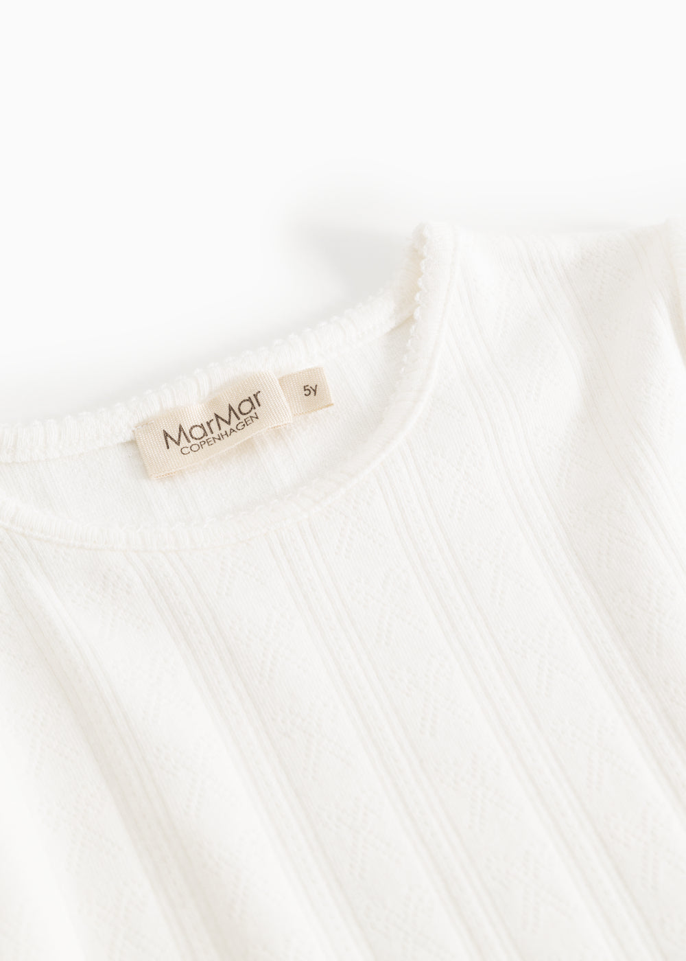 Hvid langærmet t-shirt med rund hals og mærkeetiket i nakken