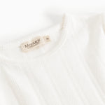 Hvid langærmet t-shirt med rund hals og mærkeetiket i nakken