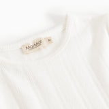Hvid langærmet t-shirt med rund hals og mærkeetiket i nakken