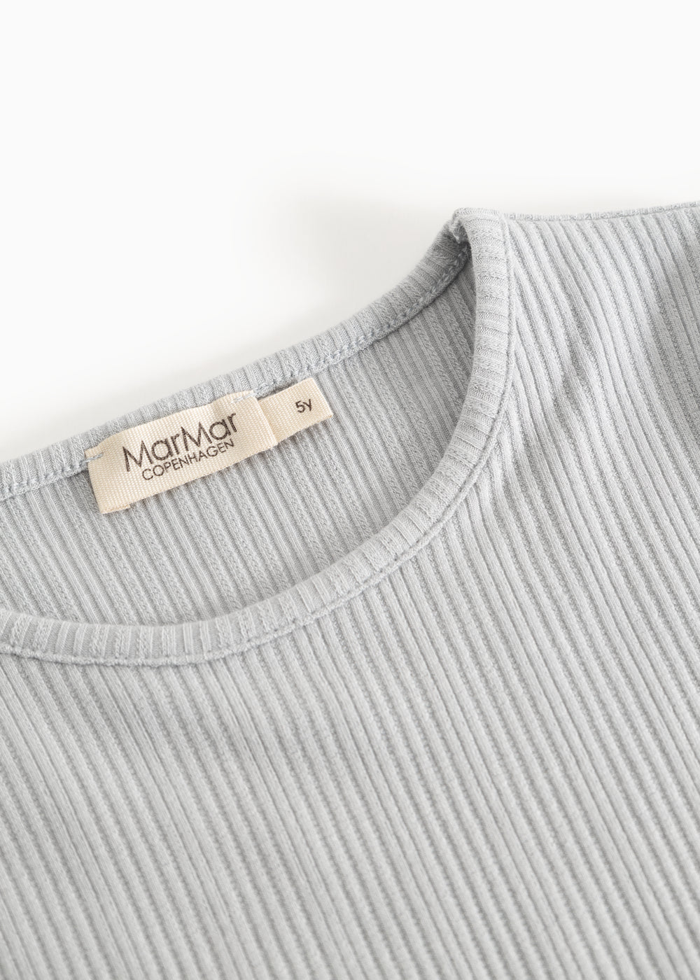 Lysgrå T-shirt med rund halsudskæring og MarMar Copenhagen-mærke