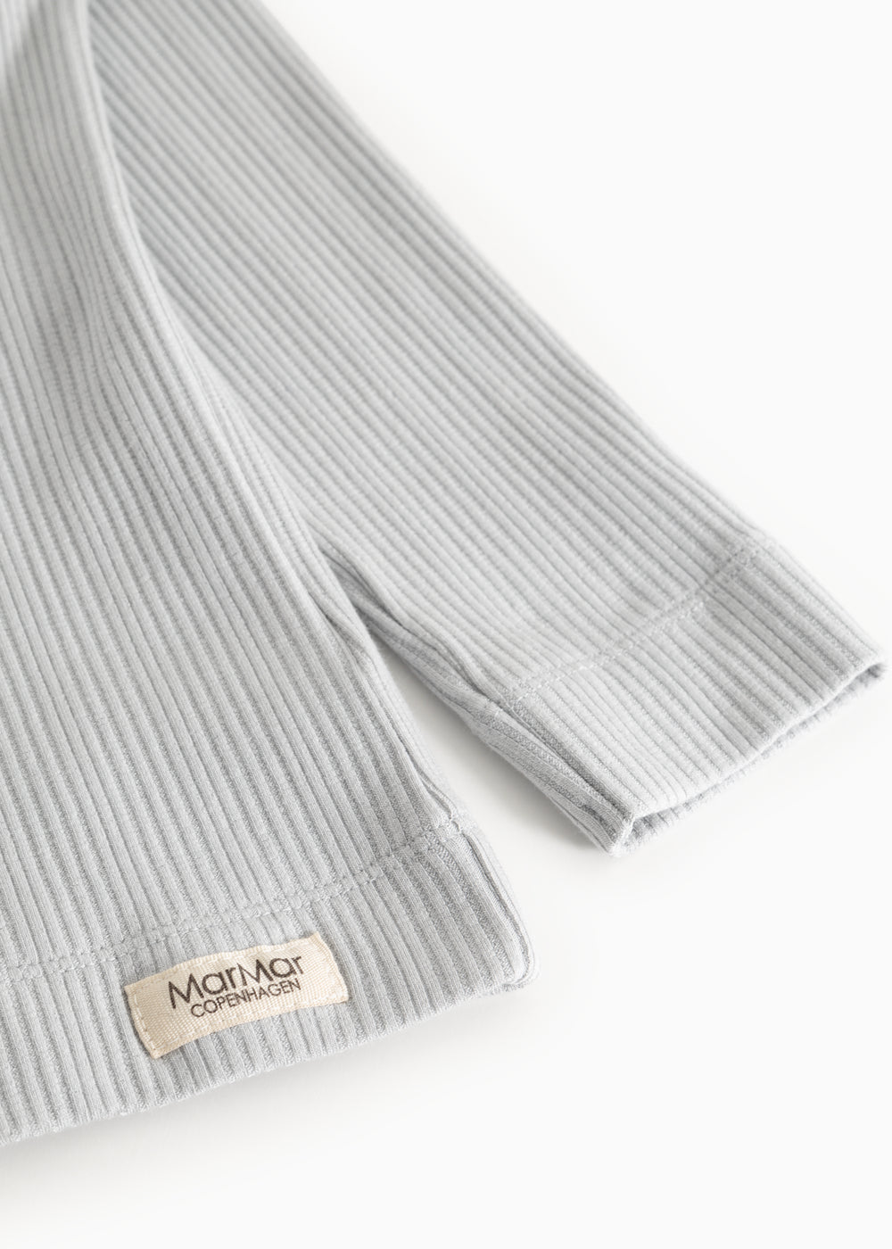 Lysgrå ribstrikket T-shirt med MarMar Copenhagen-mærke ved manchet