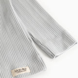 Lysgrå ribstrikket T-shirt med MarMar Copenhagen-mærke ved manchet