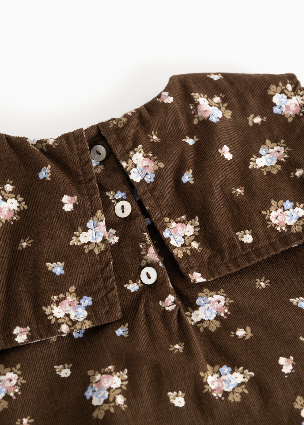 Brun kjole med blomsterprint og knaplukning ved fronten